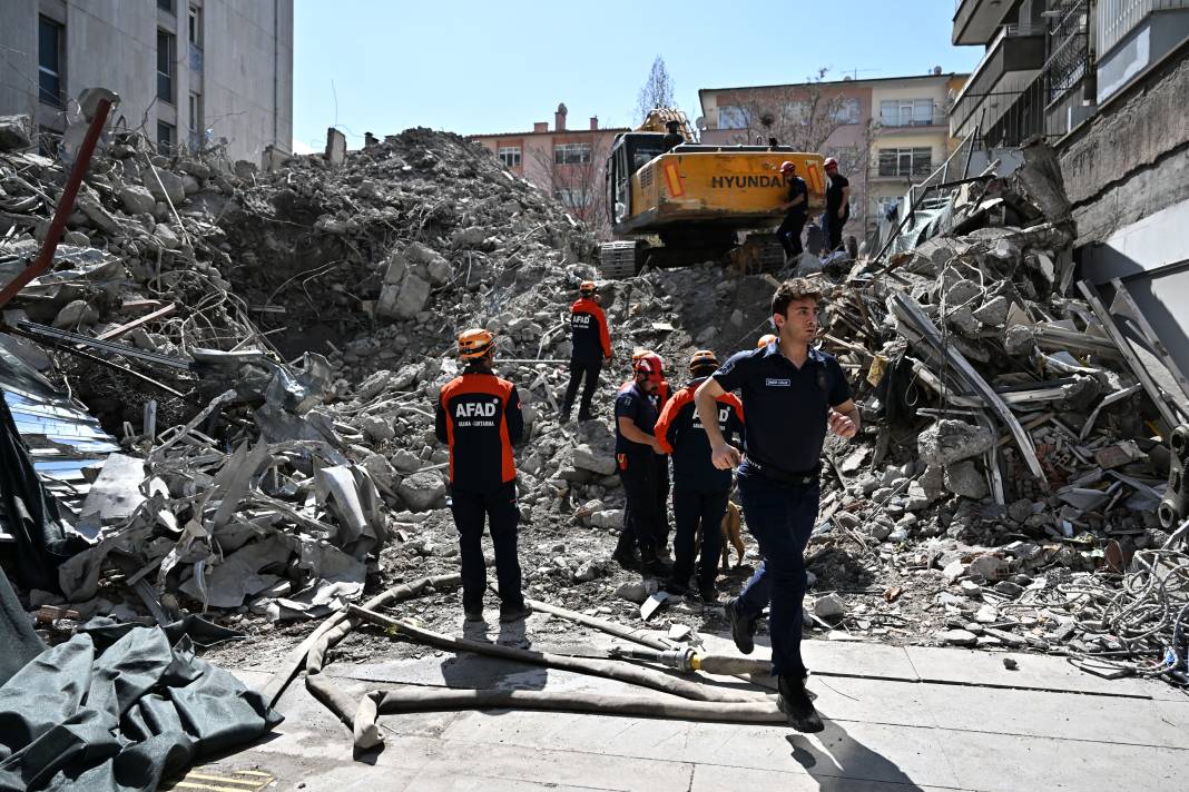 Ankara'da istinat duvarı çöktü. Bir işçi enkaz altında 2